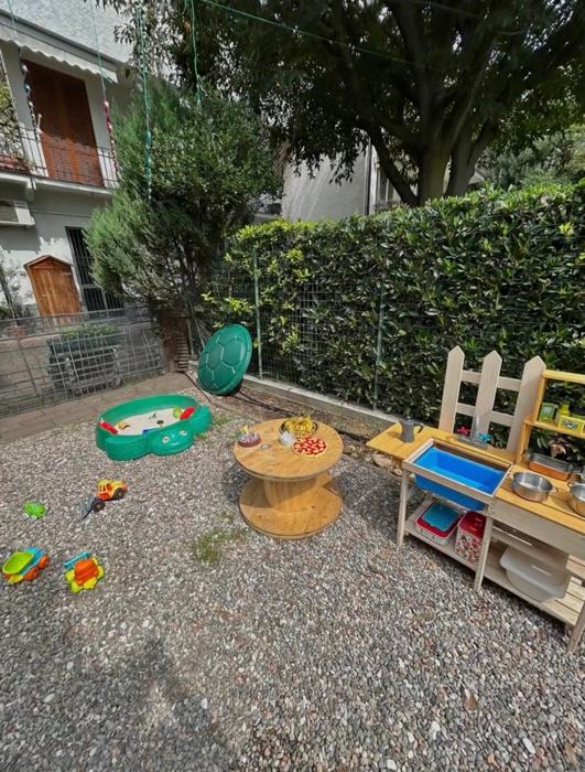Cucina di legno all'aperto con pentole e bobina-tavolino