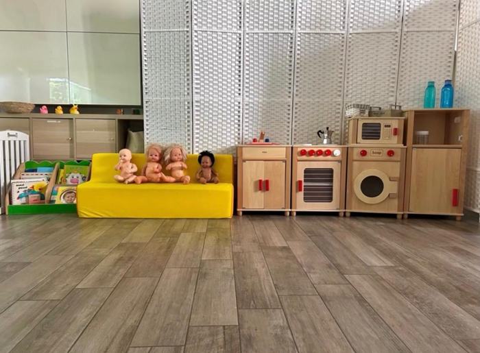Cucina giocattolo in legno, divanetto giallo e bambole