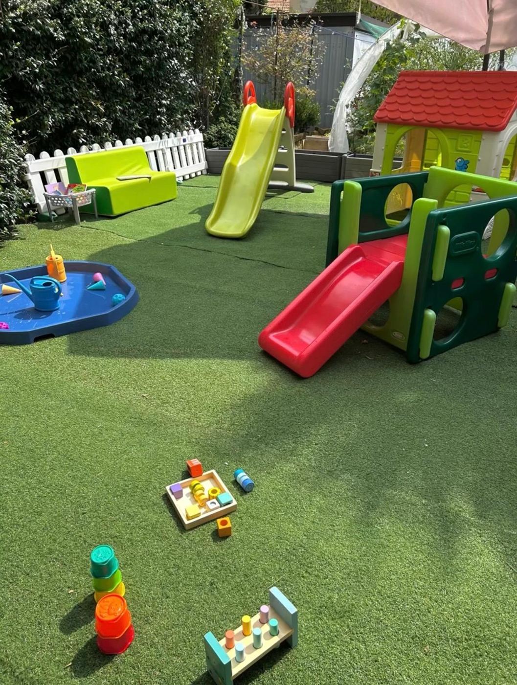 Scivoli colorati e casetta nel giardino del nido