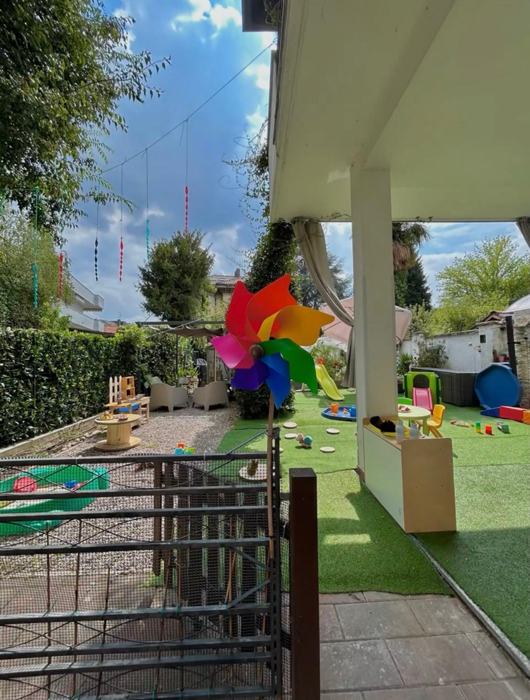 Il portico con la girandola colorata e l'accesso al giardino